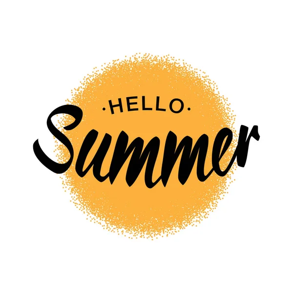 Lettrage vectoriel noir Hello Summer avec cercle jaune demi-teinte isolé sur fond blanc. Logo de design typographique d'été amusant pour t-shirt, affiche, flyer . — Image vectorielle