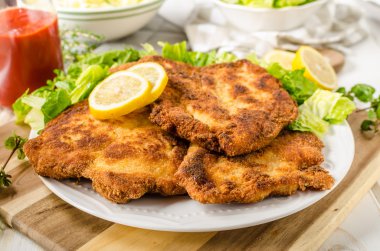 salata ile lezzetli şnitzel