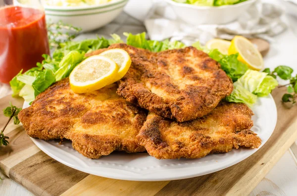 Läckra schnitzel med sallad — Stockfoto