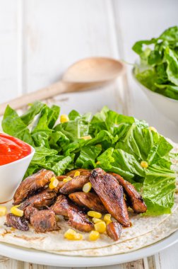 Tavuk tortilla teriyaki salataya