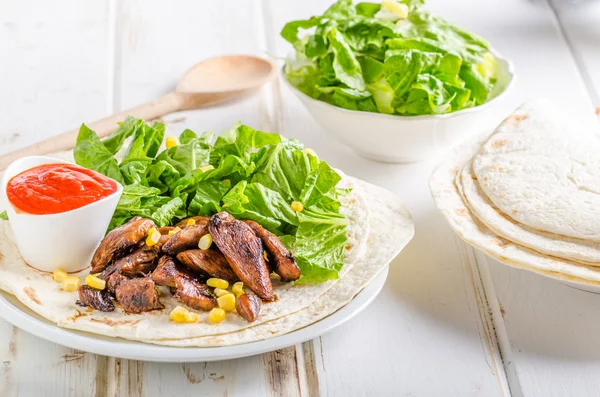 Ensalada de pollo teriyaki en tortilla — Foto de Stock