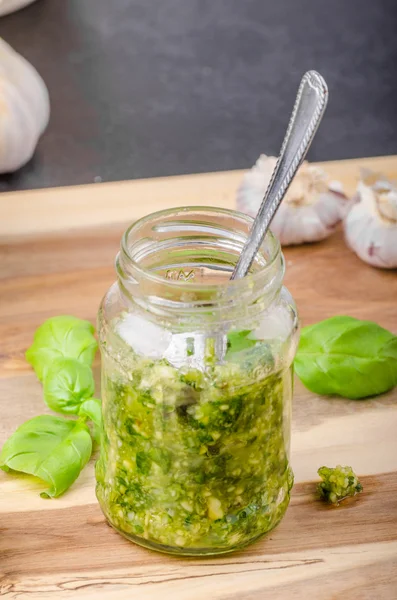 Domowe pesto z bazylii — Zdjęcie stockowe