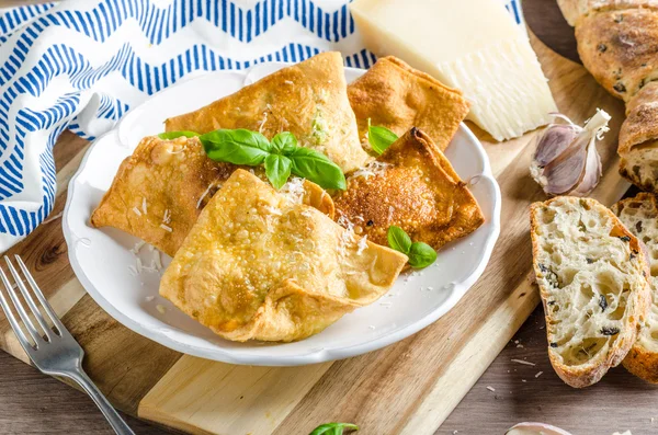 Gebratene Ravioli gefüllt — Stockfoto