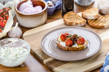 Crostini kavrulmuş domates ile 