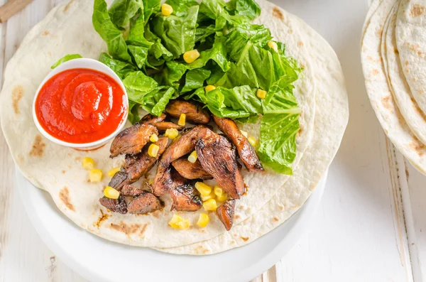 Ensalada de pollo teriyaki en tortilla —  Fotos de Stock