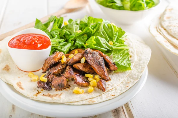 Ensalada de pollo teriyaki en tortilla —  Fotos de Stock