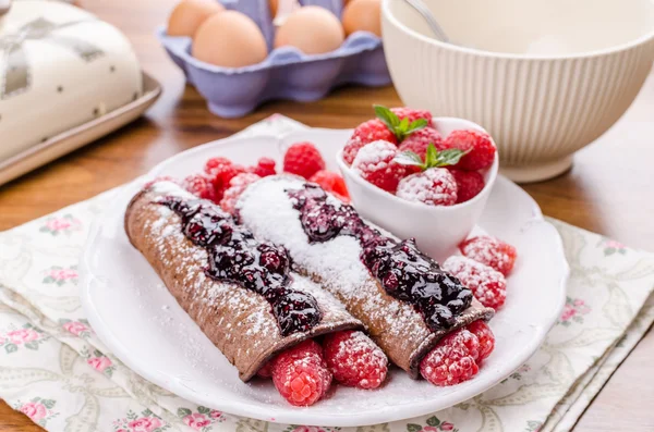 Cacao pannenkoeken met bessen — Stockfoto