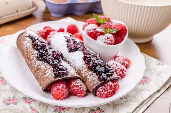 Cocoa pancakes with berries — Stock Photo, Image