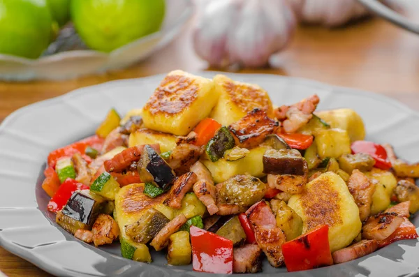 Gnocchi con tocino y verduras — Foto de Stock