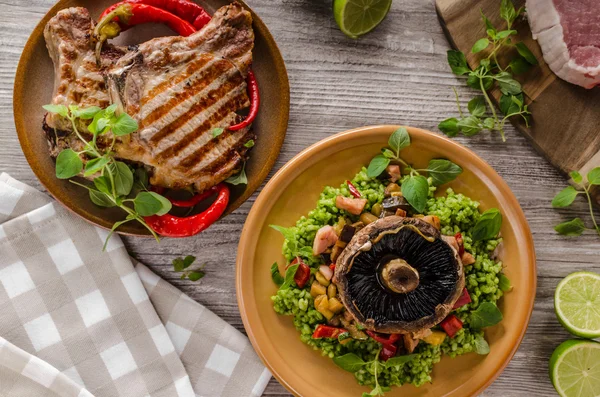 Chuletas de cerdo a la parrilla, risotto con portobello — Foto de Stock