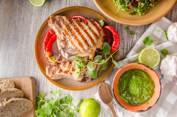 Chuletas de cerdo a la parrilla, risotto con portobello — Foto de Stock