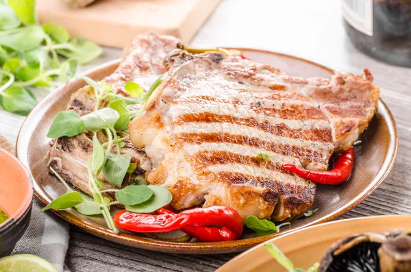 Chuletas de cerdo a la parrilla, risotto con portobello — Foto de Stock