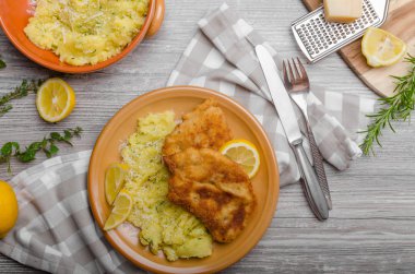 Ev yapımı güneşte kurutulmuş domates.