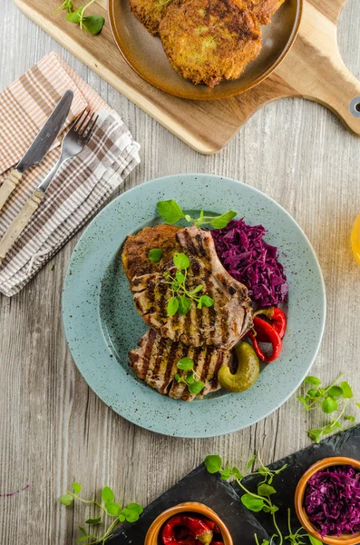 Grilled pork chops with herbs and garlic, potato pancakes — Stock Photo, Image