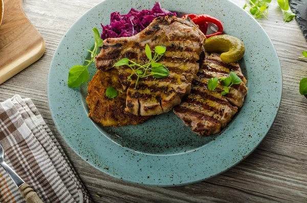 Gegrilde pork chops met kruiden en knoflook, aardappel pannenkoeken — Stockfoto