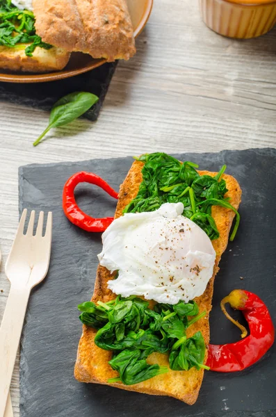Toasted baguette with poached egg — Stock Photo, Image