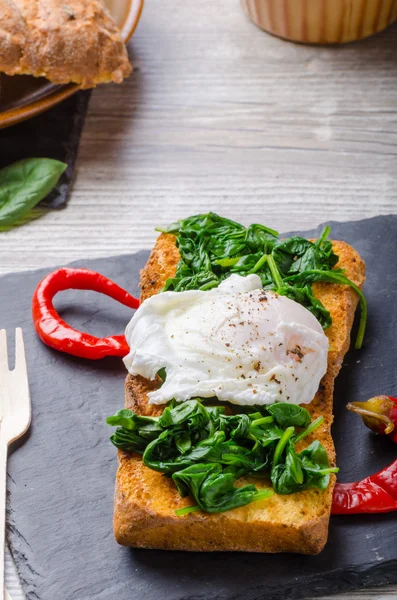 Baguette tostada con huevo escalfado —  Fotos de Stock