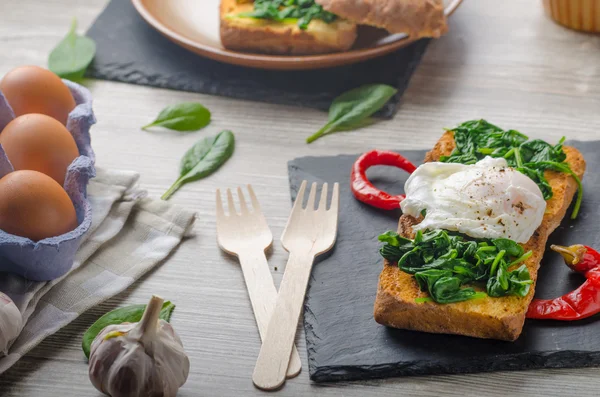 Toasted baguette with poached egg — Stock Photo, Image