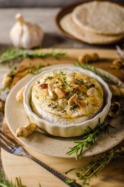 Fındık ile pişmiş peyniri