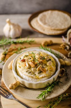 Fındık ile pişmiş peyniri