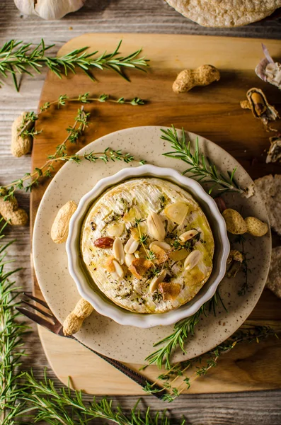 Gebakken Camembert met noten — Stockfoto