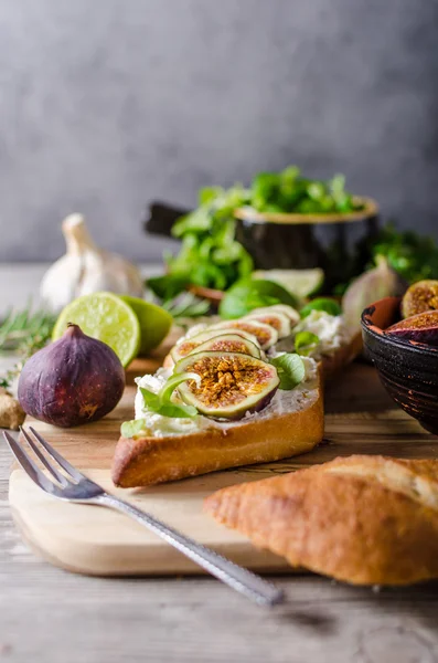 Baguete fresca com figos — Fotografia de Stock