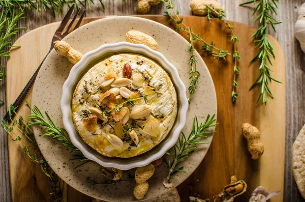 Camembert assado com nozes — Fotografia de Stock