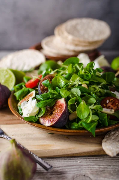 Ensalada de lechuga de higos — Foto de Stock