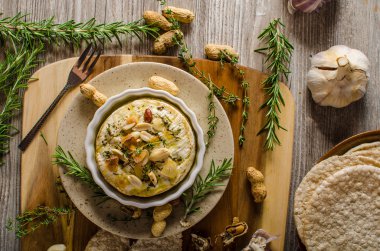 Fındık ile pişmiş peyniri