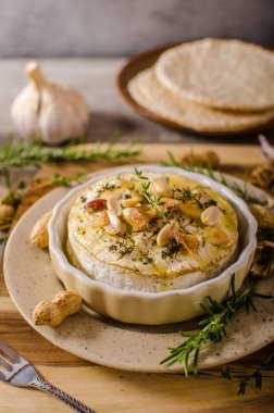 Fındık ile pişmiş peyniri