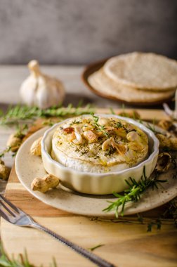 Fındık ile pişmiş peyniri