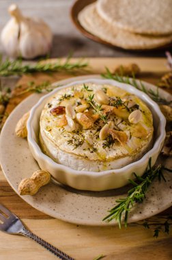 Fındık ile pişmiş peyniri