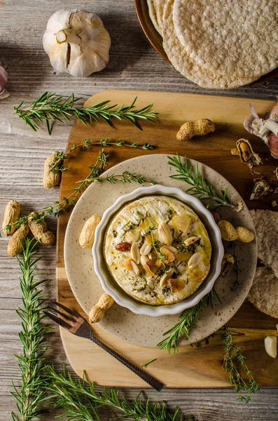 Fındık ile pişmiş peyniri