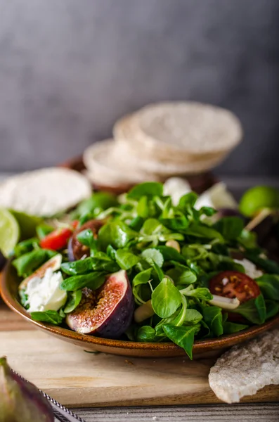 Ensalada de lechuga de higos — Foto de Stock