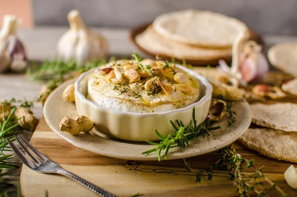 Camembert cuit avec des noix — Photo