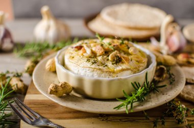 Fındık ile pişmiş peyniri