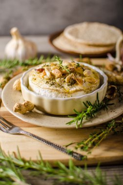 Fındık ile pişmiş peyniri