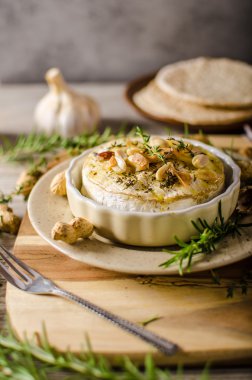 Fındık ile pişmiş peyniri