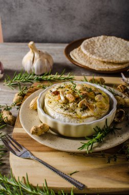 Fındık ile pişmiş peyniri