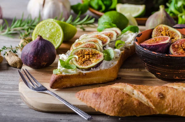 Vers stokbrood met vijgen — Stockfoto