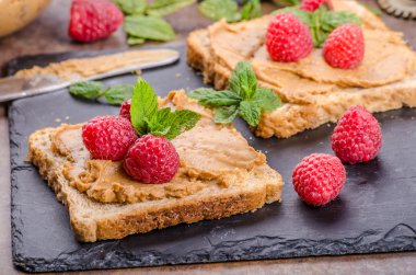 Fıstık ezmesi ve çilek tost