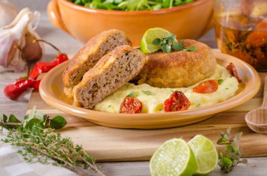 Peynir ile kıyma schnitzel