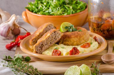 Peynir ile kıyma schnitzel