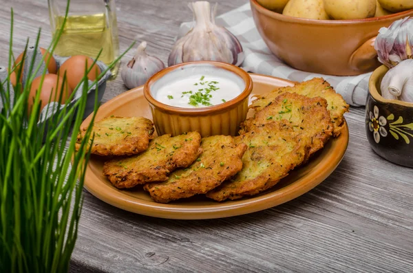 Kartoffelpuffer mit Käse — Stockfoto