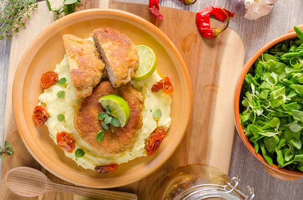 Gehakt vlees schnitzel met kaas — Stockfoto