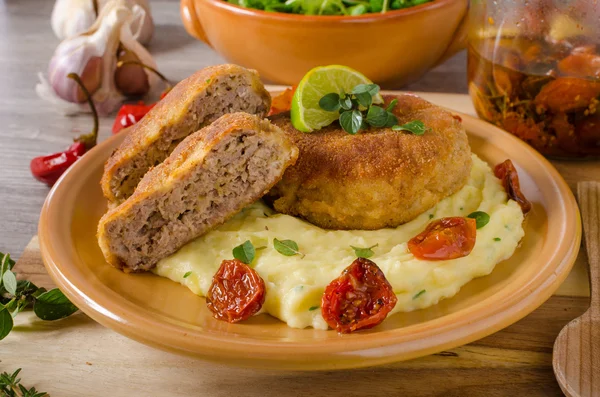 Schnitzel de carne picada com queijo — Fotografia de Stock