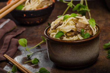 Mantar ile Çin eriştesi