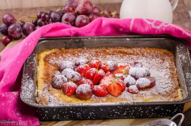 Bir tabak meyve içinde pişirme gözleme