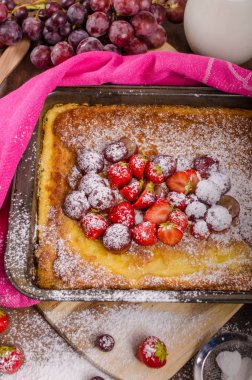 Bir tabak meyve içinde pişirme gözleme