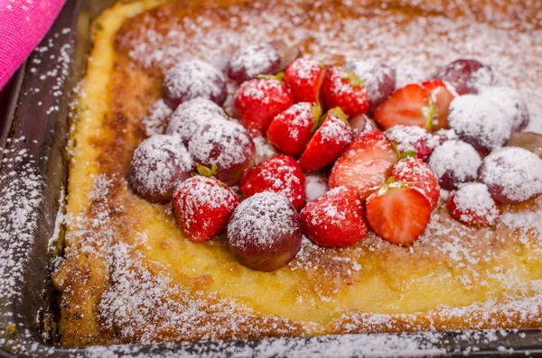 Cottura dei pancake in un piatto con frutta — Foto Stock